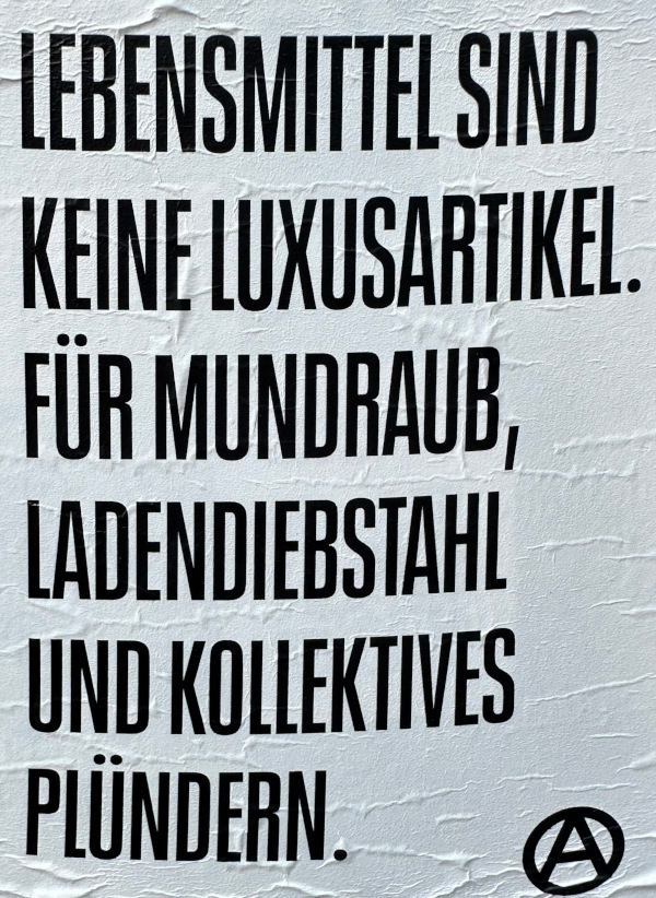 Sticker: 'LEBENSMITTEL SIND KEINE LUXUSARTIKEL.
FÜR MUNDRAUB, LADENDIEBSTAHL UND KOLLEKTIVES PLÜNDERN.'